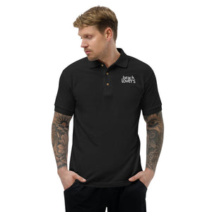 Business Polo - Design frontal com nome da empresa na camisa polo masculina bordada