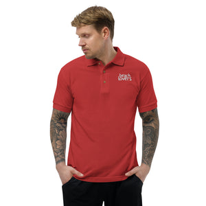 Business Polo - Design frontal com nome da empresa na camisa polo masculina bordada