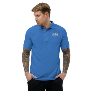 Business Polo - Design frontal com nome da empresa na camisa polo masculina bordada