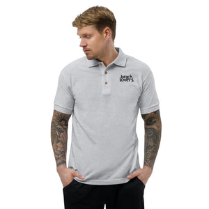 Business Polo - Design frontal com nome da empresa na camisa polo masculina bordada