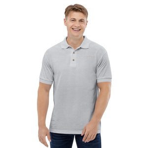 Business Polo - Design frontal com detalhes da empresa na camisa polo masculina bordada