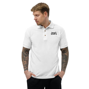 Business Polo - Design frontal com nome da empresa na camisa polo masculina bordada